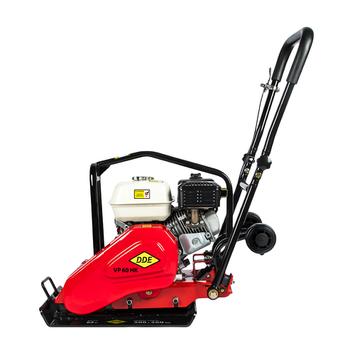 Виброплита DDE VP 60 HK (дв. Honda, 5,5 л.с., плита 500×360 мм, до 450 кв. м/час, 65 кг, гл. упл. 20 см, колеса)