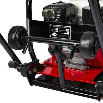 Виброплита DDE VP 90 HK (дв. Honda, 5,5 л.с., плита 530×500 мм, до 660 кв. м/час, 91 кг, гл. упл. 30 см, колеса)